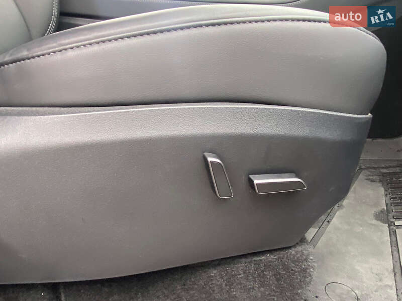 Внедорожник / Кроссовер Tesla Model Y 2023 в Ровно