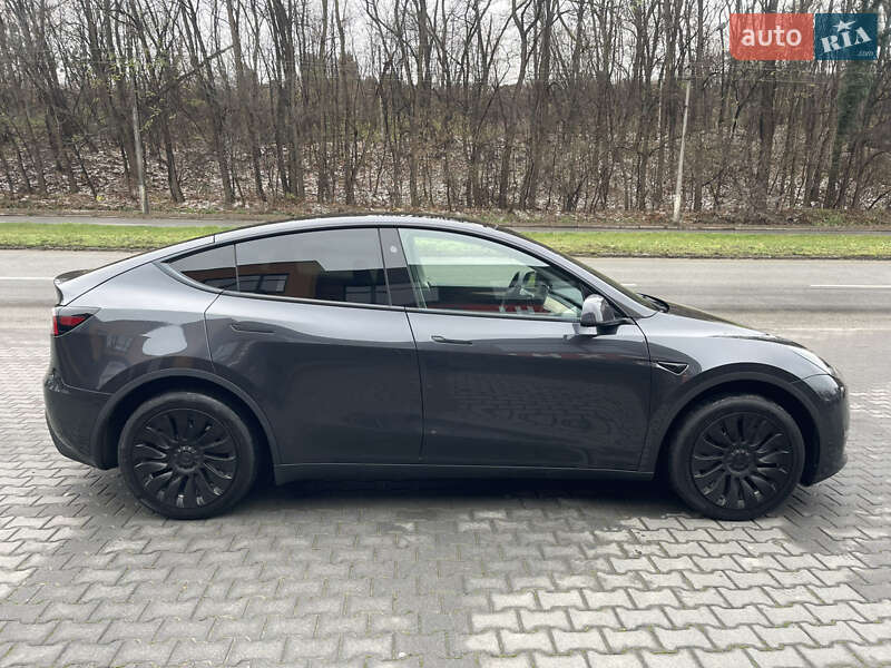 Позашляховик / Кросовер Tesla Model Y 2024 в Чернівцях
