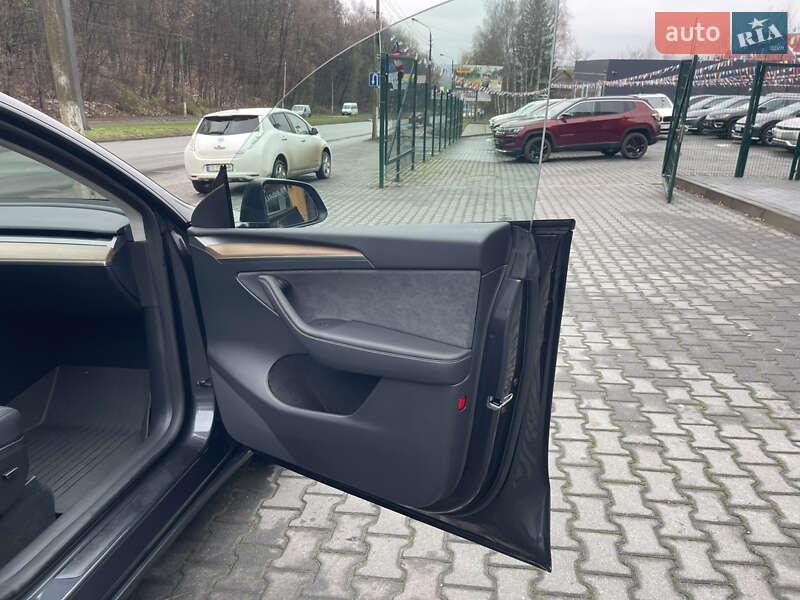 Позашляховик / Кросовер Tesla Model Y 2024 в Чернівцях