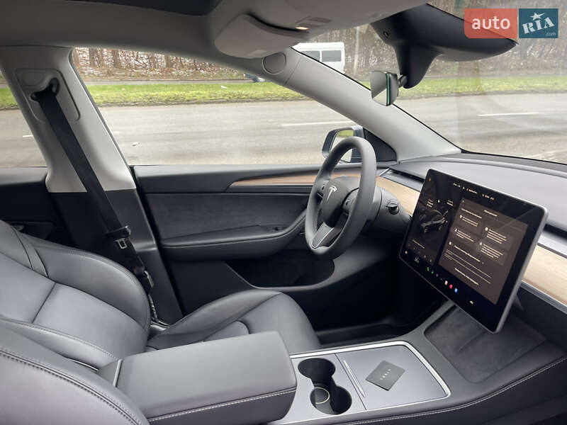 Позашляховик / Кросовер Tesla Model Y 2024 в Чернівцях