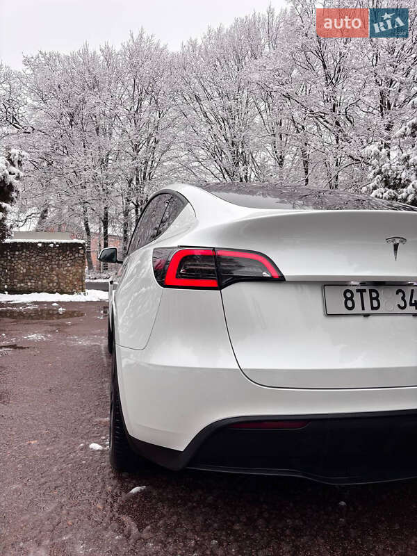 Позашляховик / Кросовер Tesla Model Y 2024 в Івано-Франківську