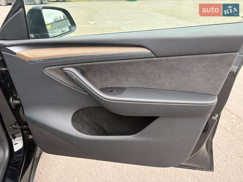 Внедорожник / Кроссовер Tesla Model Y 2023 в Ровно