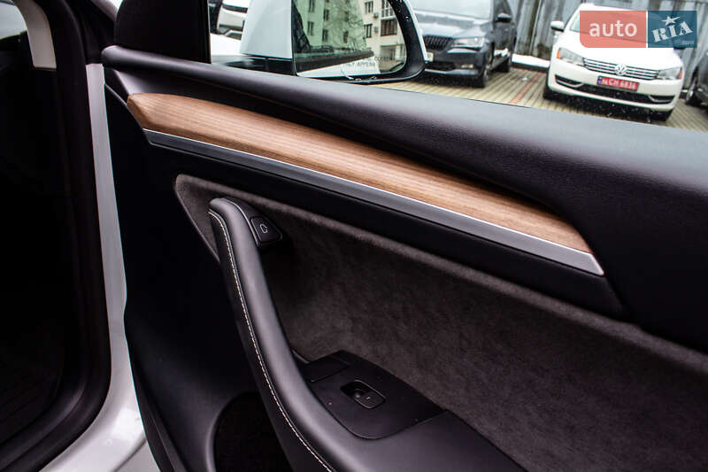 Позашляховик / Кросовер Tesla Model Y 2024 в Львові