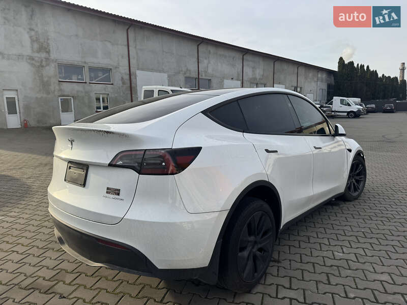 Tesla Model Y 2024
