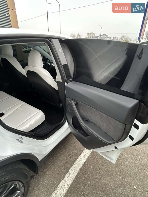 Внедорожник / Кроссовер Tesla Model Y 2025 в Киеве