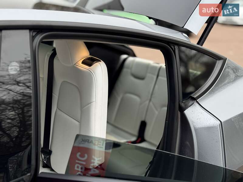 Внедорожник / Кроссовер Tesla Model Y 2024 в Киеве