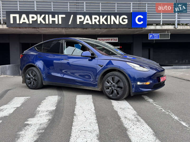 Tesla Model Y 2024
