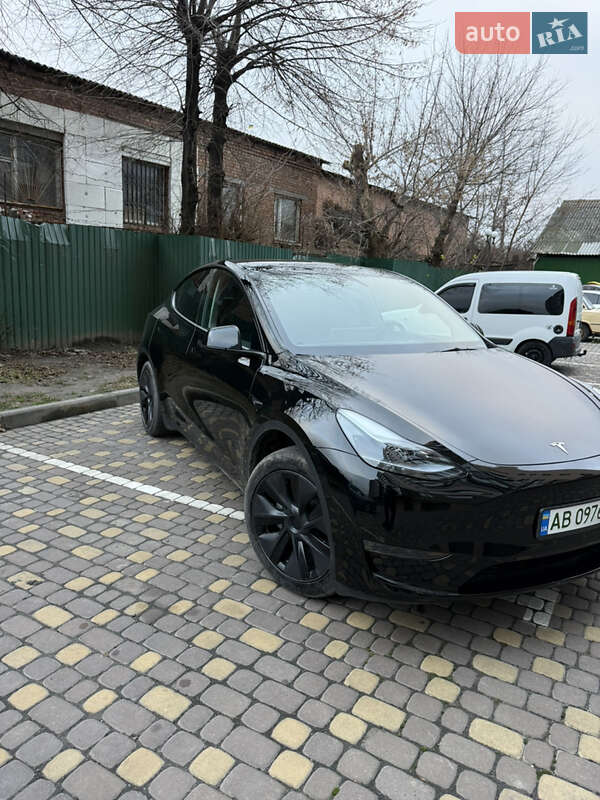 Tesla Model Y 2024