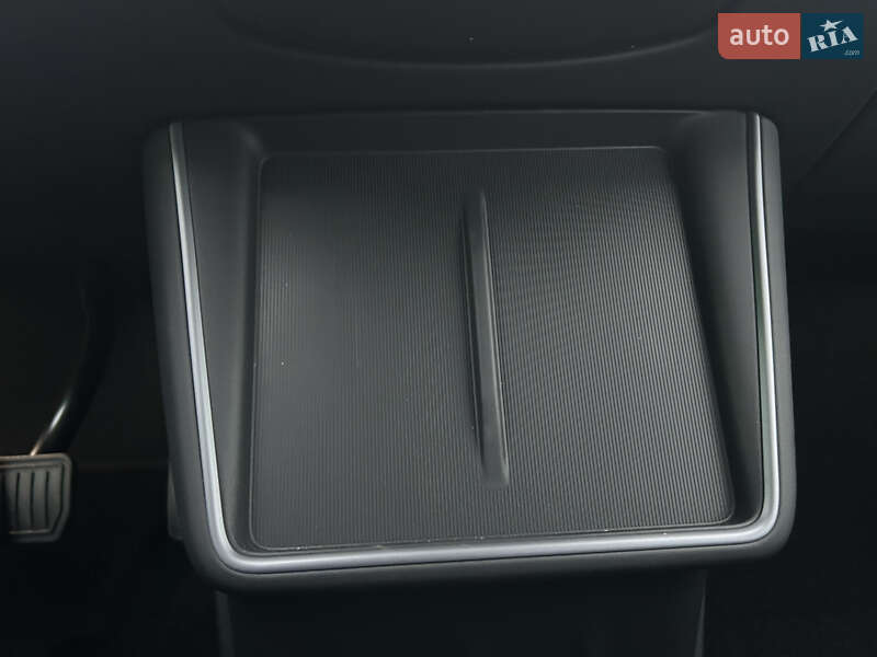 Внедорожник / Кроссовер Tesla Model Y 2025 в Киеве