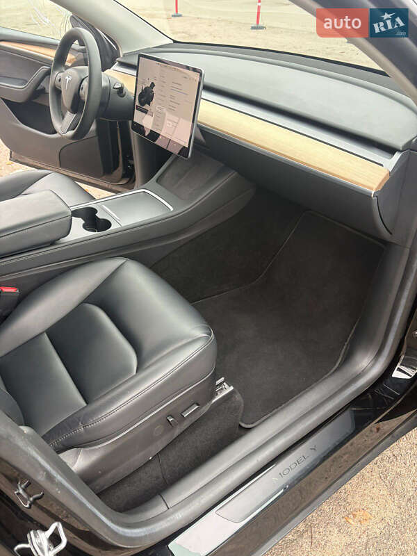 Внедорожник / Кроссовер Tesla Model Y 2023 в Ровно