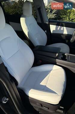 Внедорожник / Кроссовер Tesla Model Y 2021 в Ровно