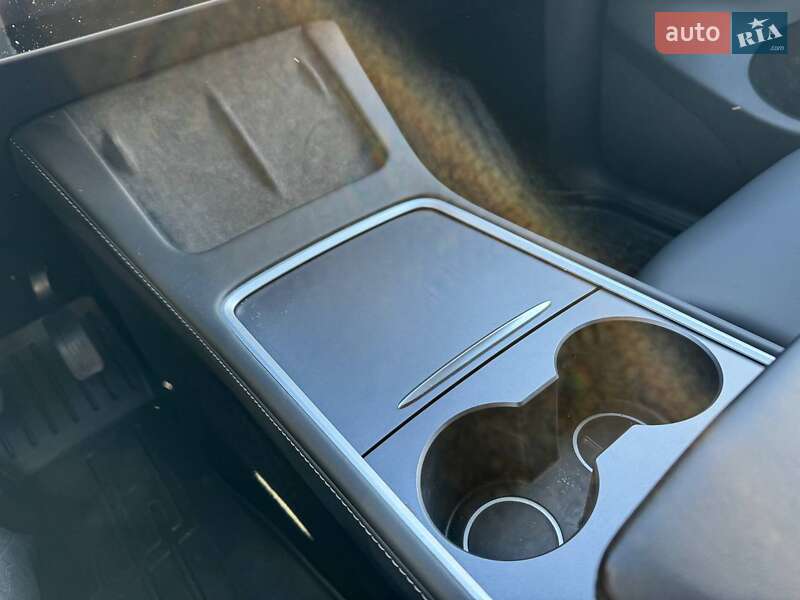 Внедорожник / Кроссовер Tesla Model Y 2023 в Киеве