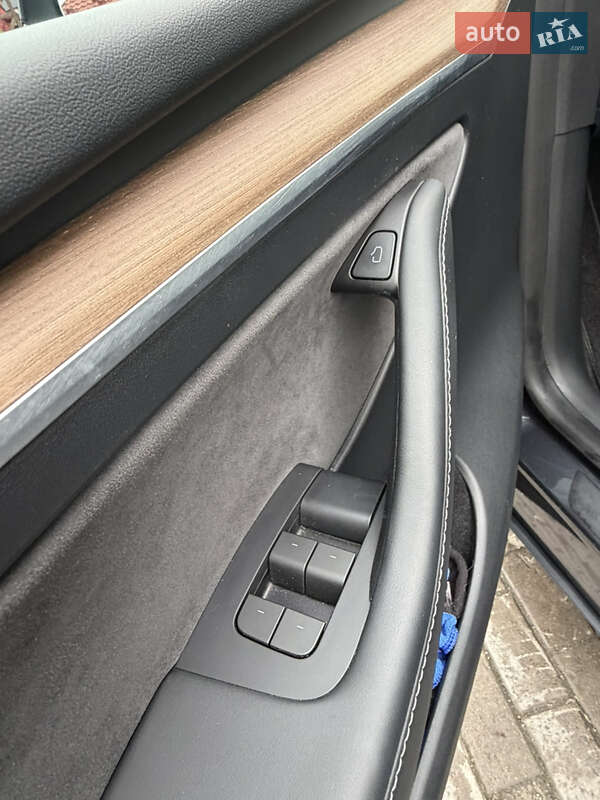 Внедорожник / Кроссовер Tesla Model Y 2024 в Львове