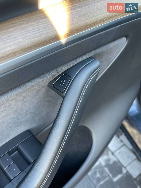 Позашляховик / Кросовер Tesla Model Y 2022 в Львові