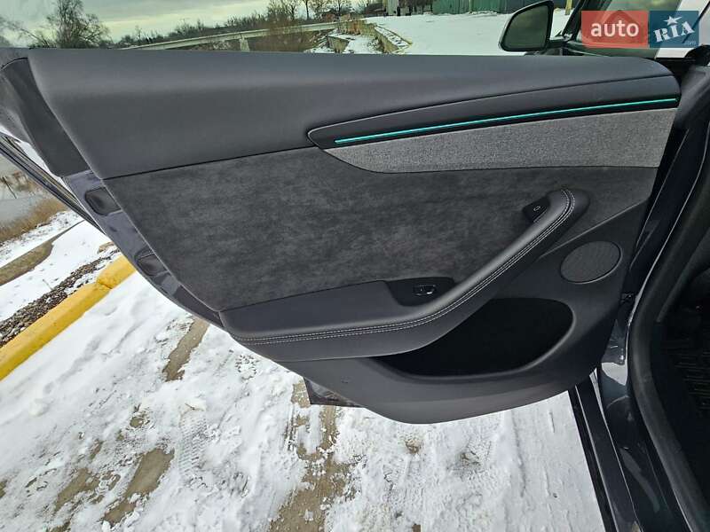 Позашляховик / Кросовер Tesla Model Y 2025 в Києві фото 13 Позашляховик / Кросовер Tesla Model Y 2025 в Києві
