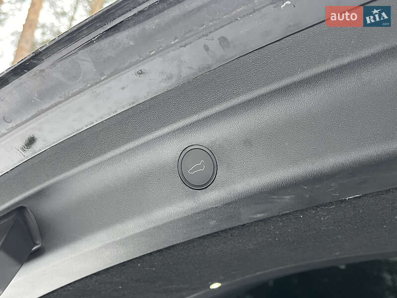 Внедорожник / Кроссовер Tesla Model Y 2023 в Новояворовске