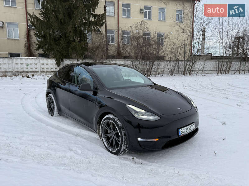 Tesla Model Y 2024