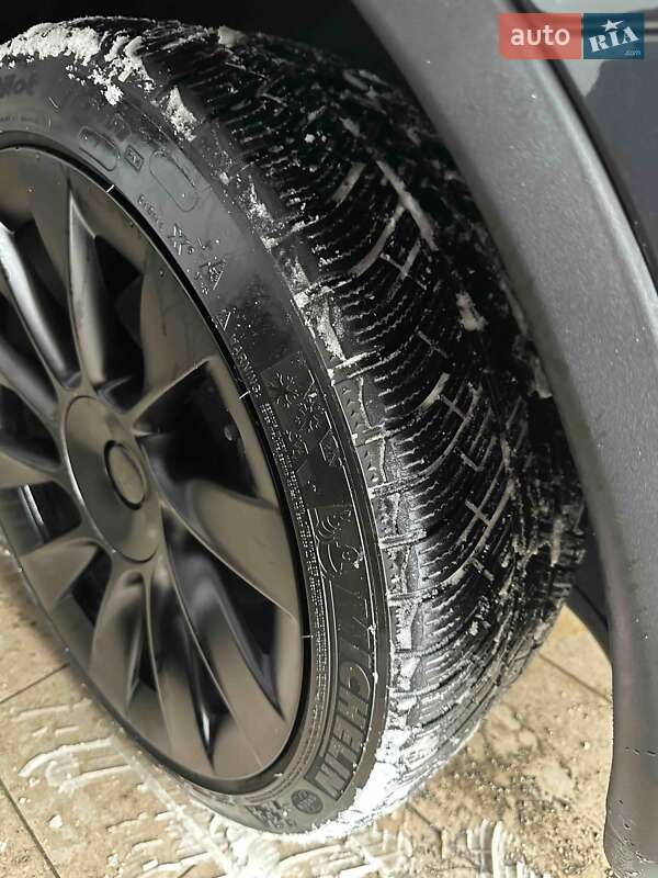 Внедорожник / Кроссовер Tesla Model Y 2024 в Киеве