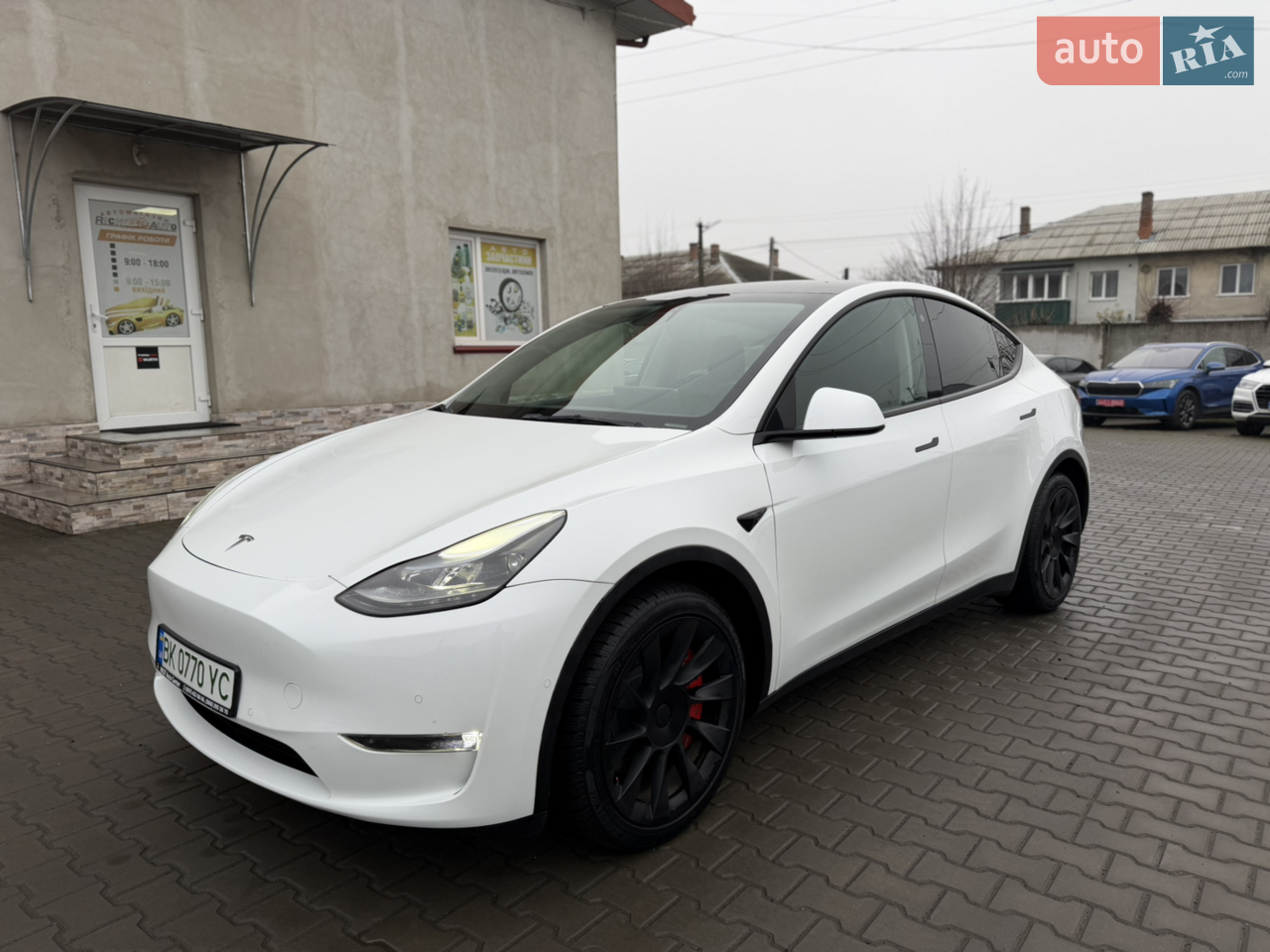 Авто відновлене в ідеальний стан , авто вкладень не потребує , стоїть на обліку , 20-ті диски , нова зимова резина , безпека була ціла , авто знаходиться в м.Ківерці Шевченка 44 , також можлива доставка по всій території України ( завдаток на дорогу і тоді розрахунок з водієм ) , додаткові питання по телефону !