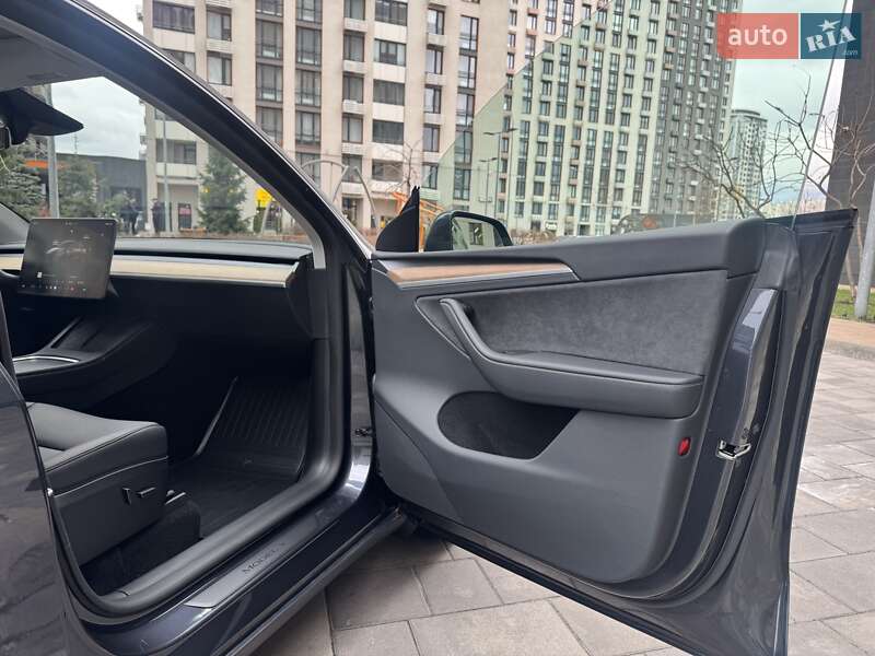 Внедорожник / Кроссовер Tesla Model Y 2024 в Киеве