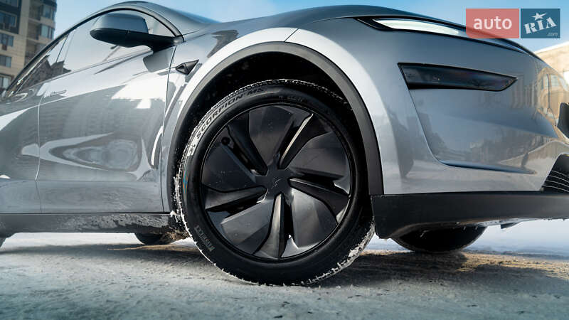Внедорожник / Кроссовер Tesla Model Y 2025 в Киеве