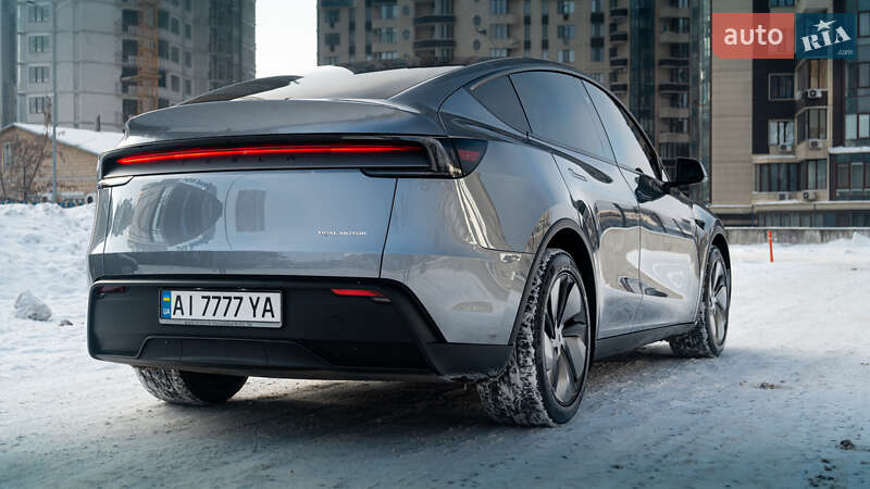 Внедорожник / Кроссовер Tesla Model Y 2025 в Киеве