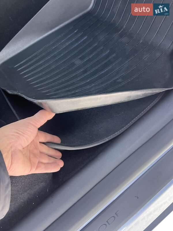 Позашляховик / Кросовер Tesla Model Y 2024 в Києві