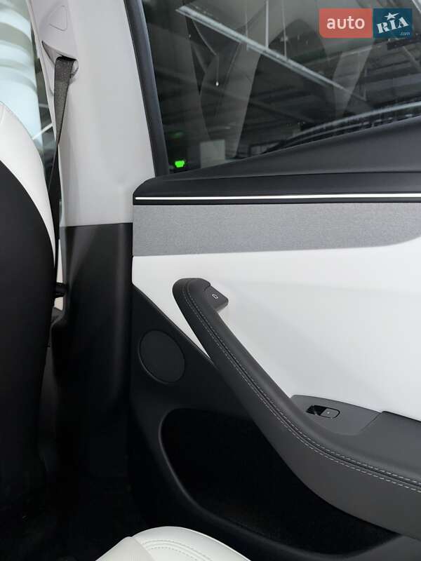 Внедорожник / Кроссовер Tesla Model Y 2025 в Киеве