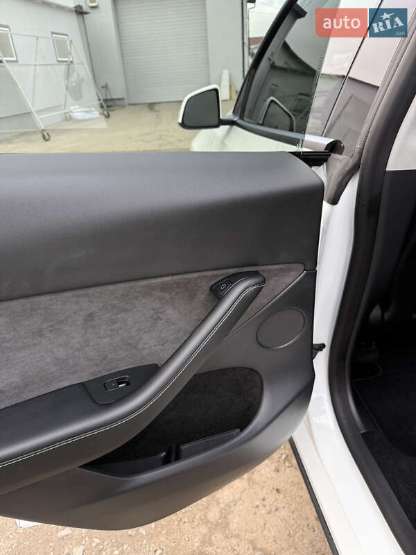 Внедорожник / Кроссовер Tesla Model Y 2022 в Киеве