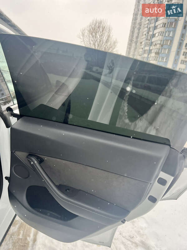 Внедорожник / Кроссовер Tesla Model Y 2023 в Киеве