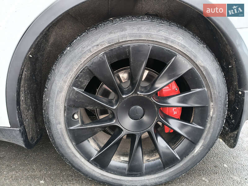 Позашляховик / Кросовер Tesla Model Y 2022 в Івано-Франківську