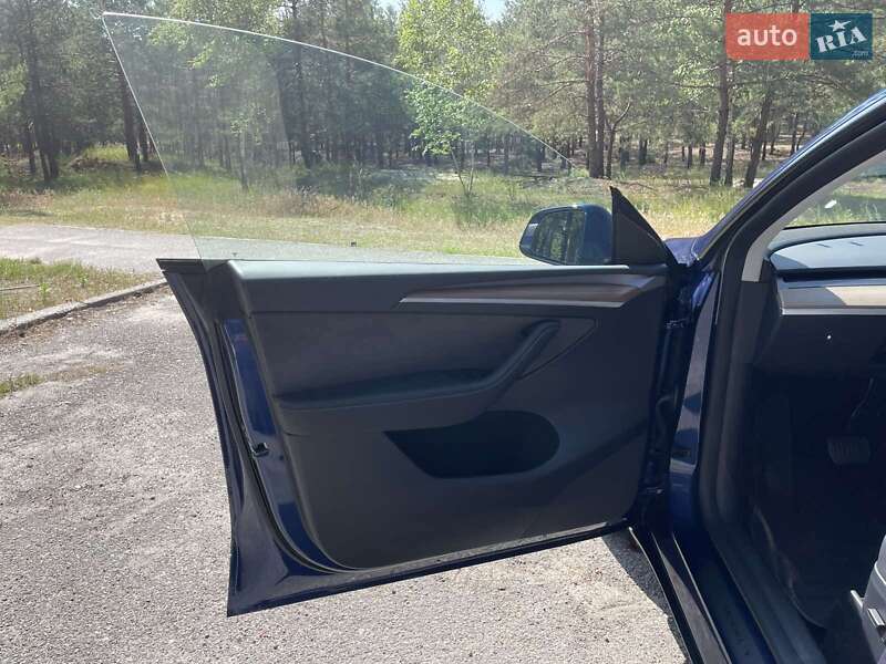 Внедорожник / Кроссовер Tesla Model Y 2024 в Киеве