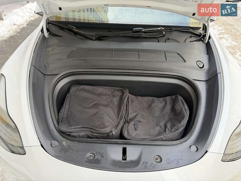 Внедорожник / Кроссовер Tesla Model Y 2024 в Киеве