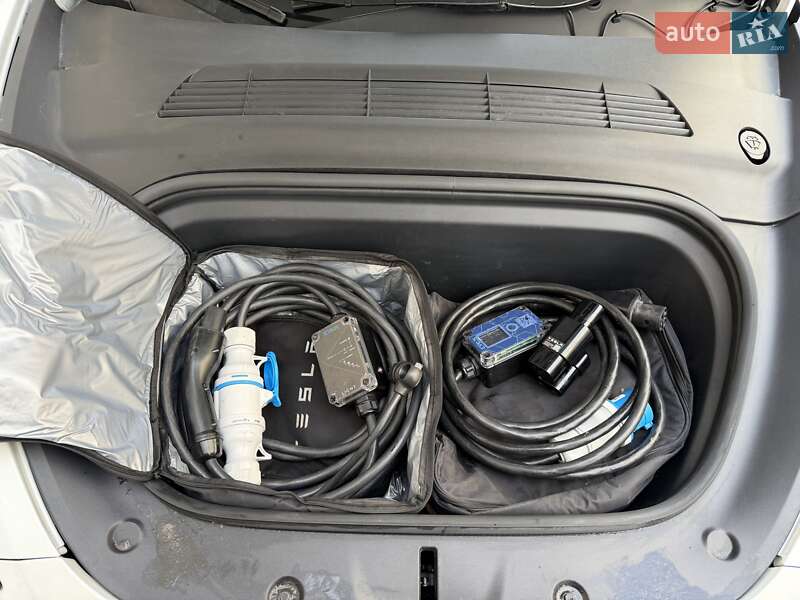 Внедорожник / Кроссовер Tesla Model Y 2024 в Киеве