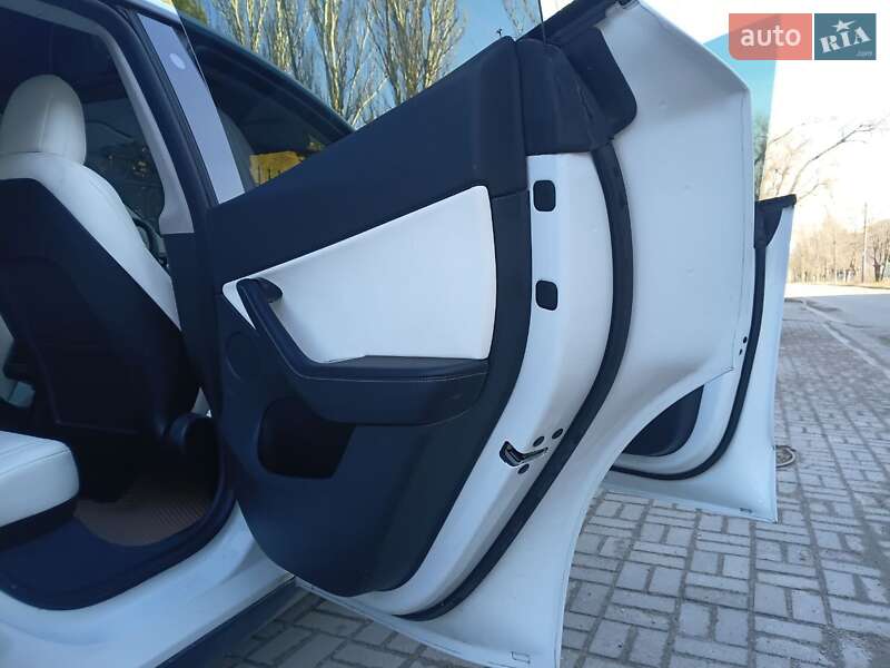 Позашляховик / Кросовер Tesla Model Y 2021 в Запоріжжі