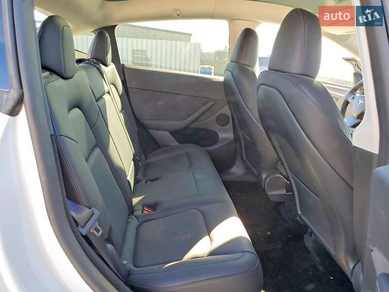 Позашляховик / Кросовер Tesla Model Y 2023 в Чернівцях