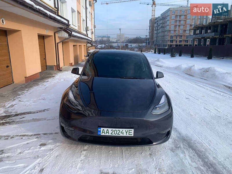 Tesla Model Y 2024