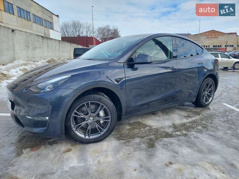 Tesla Model Y 2024