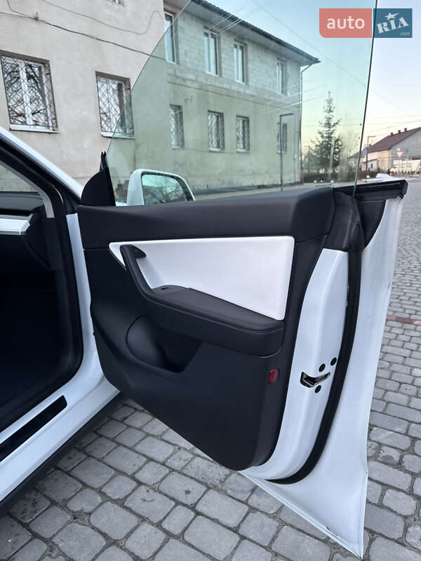 Позашляховик / Кросовер Tesla Model Y 2021 в Львові