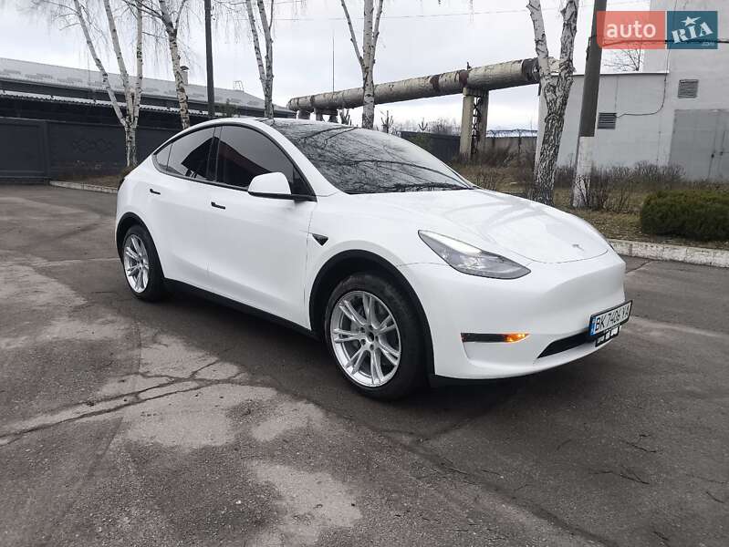 Tesla Model Y 2024