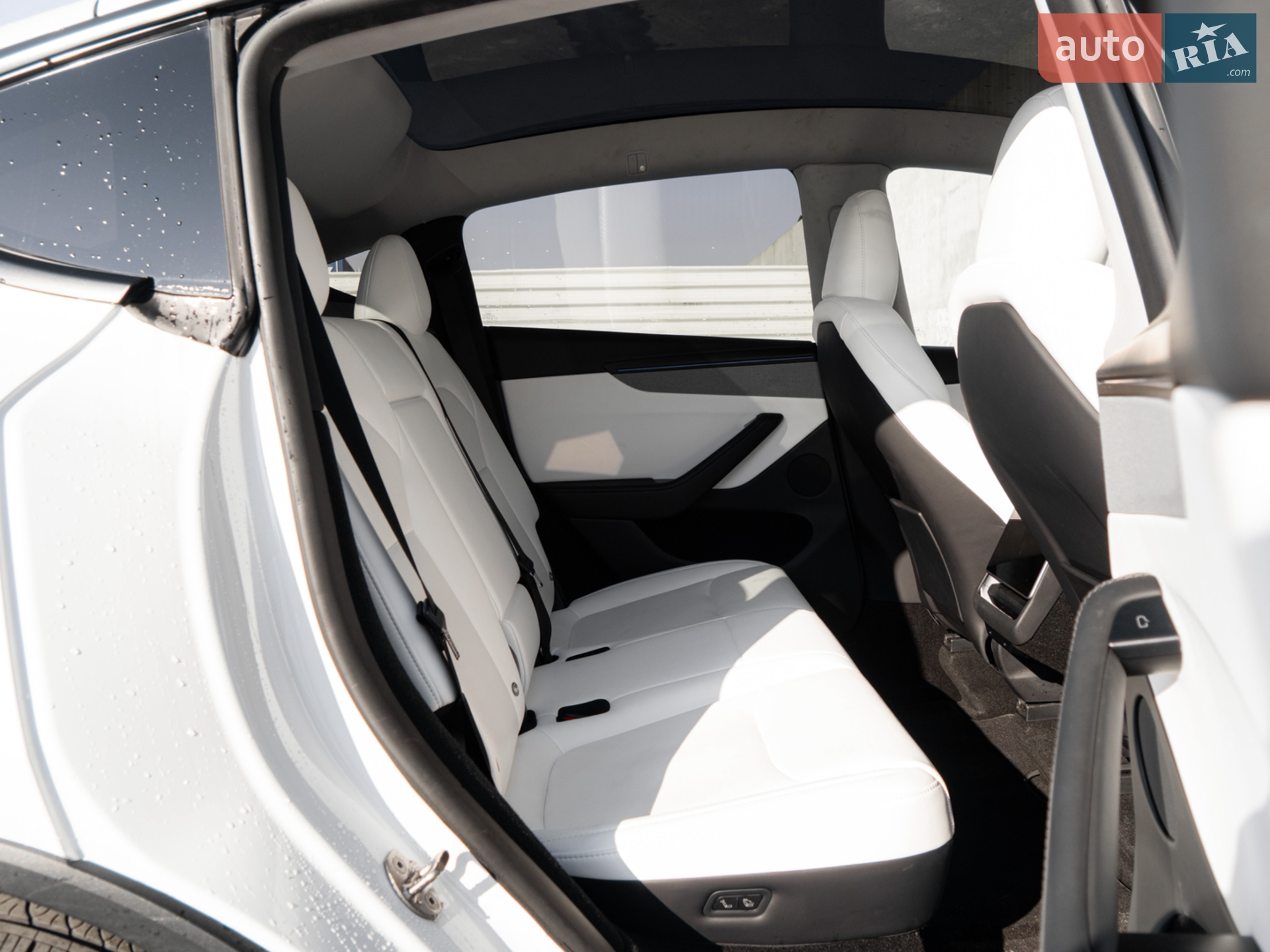 2025 Tesla Model Y - мініатюра 30