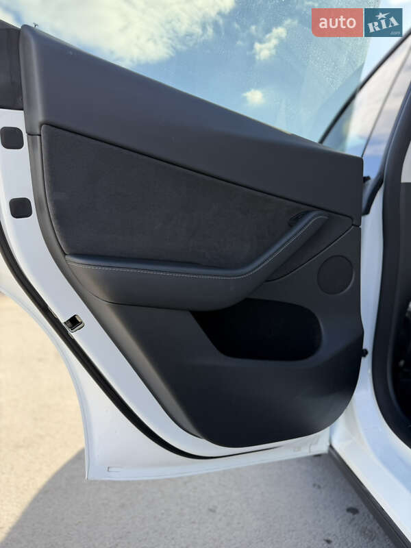 Внедорожник / Кроссовер Tesla Model Y 2023 в Коростене