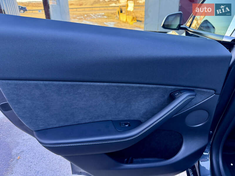Внедорожник / Кроссовер Tesla Model Y 2023 в Ровно