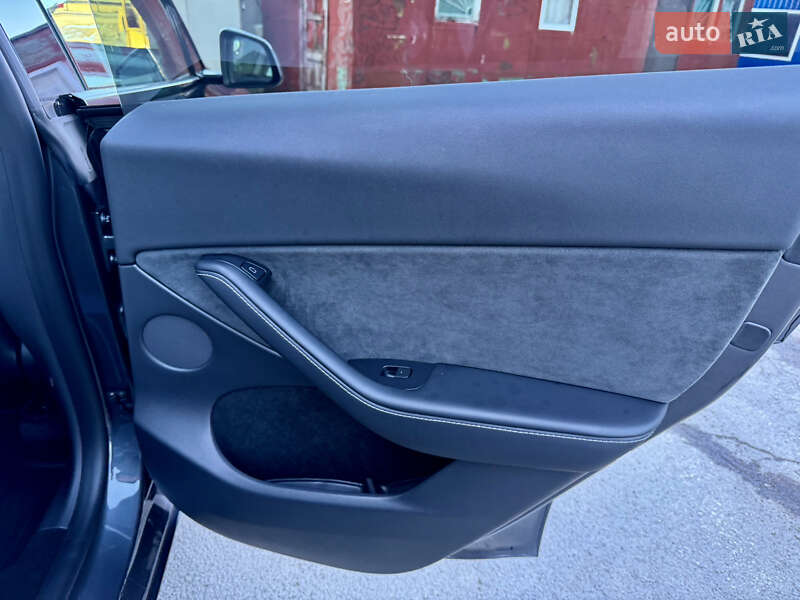 Внедорожник / Кроссовер Tesla Model Y 2023 в Ровно