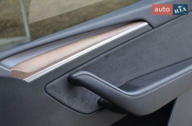 Внедорожник / Кроссовер Tesla Model Y 2024 в Трускавце