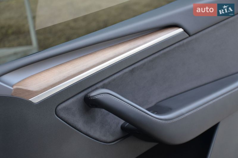 Внедорожник / Кроссовер Tesla Model Y 2024 в Трускавце