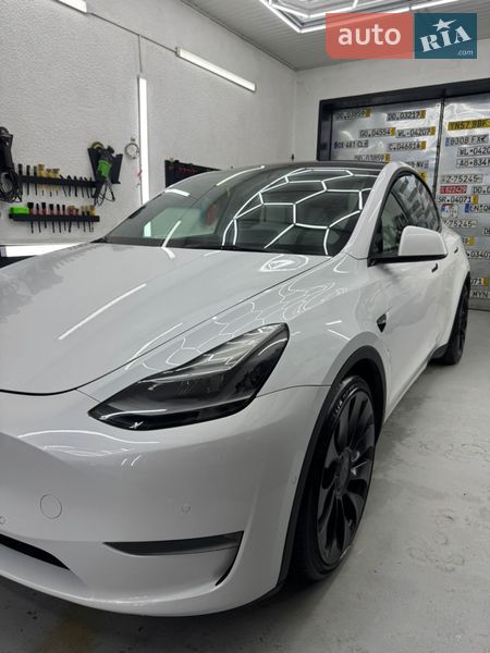 Позашляховик / Кросовер Tesla Model Y 2022 в Чернівцях