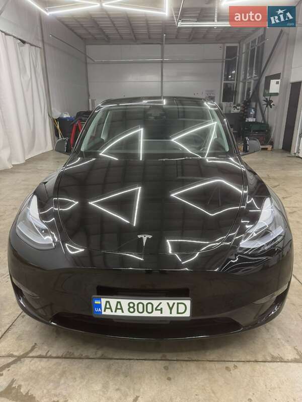 Tesla Model Y 2025