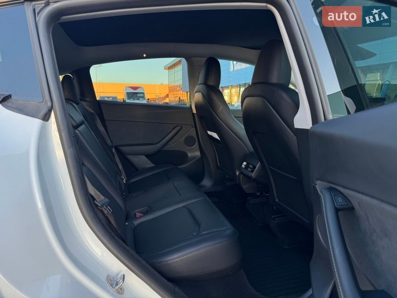 Внедорожник / Кроссовер Tesla Model Y 2024 в Киеве