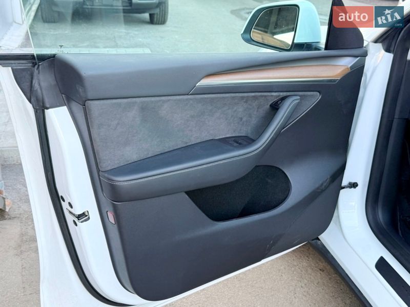 Внедорожник / Кроссовер Tesla Model Y 2023 в Киеве